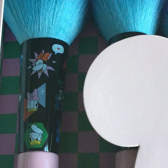 Disney Spectrum Limited Mickey Mouse 10 Essential Makeup Face and Eye Brushes - Picture 3 of 3